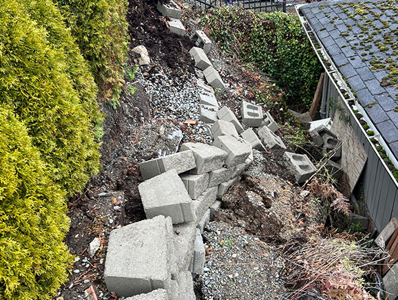 Partially-collapsed residential retaining block wall